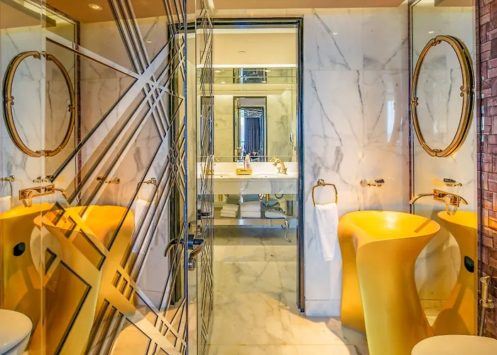 Отель Indigo Wireless Road By Ihg 5*